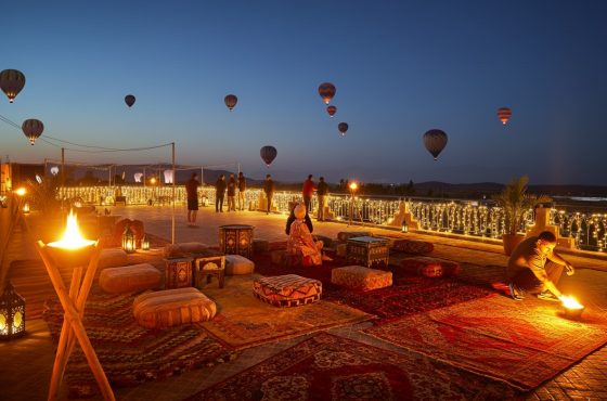 Marrakech 2 jours : 4 en 1 avec désert d’Agafay, quad, balade à dos de chameau, dîner folklorique et montgolfière